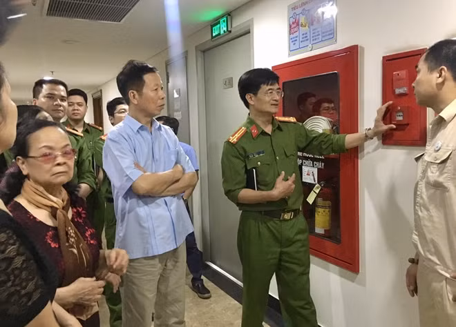 Thượng tá Trịnh Hữu Thực kiểm tra công tác PCCC tòa nhà Victorya Văn Phú