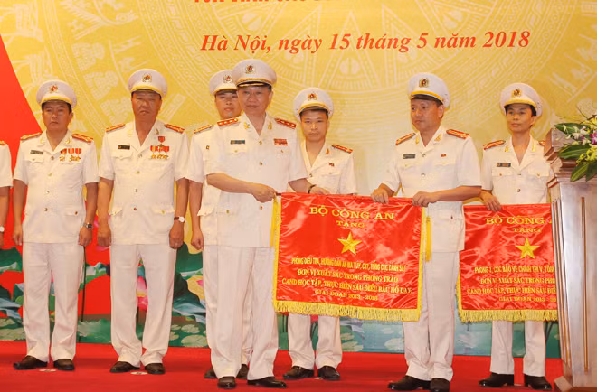 Bộ trưởng Tô Lâm tặng “Cờ thi đua của Bộ Công an” cho 15 tập thể có thành tích xuất sắc trong phong trào “CAND học tập, thực hiện Sáu điều Bác Hồ dạy”, giai đoạn 2013-2018.