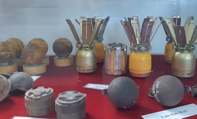Bom bi không quân Mỹ ném xuống đường Trường Sơn
