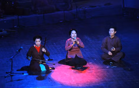 Nghệ sĩ Mai Tuyết Hoa (ngoài cùng bên trái) cùng các nghệ sĩ biểu diễn một làn điệu xẩm.