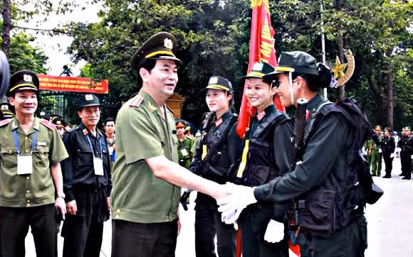 Bộ trưởng Trần Đại Quang động viên CBCS tham gia diễu binh.
