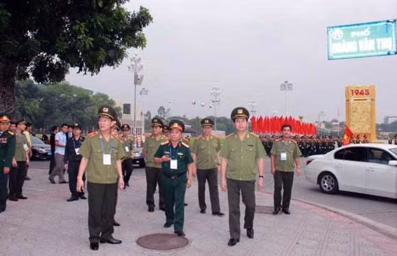 Bộ trưởng Trần Đại Quang kiểm tra công tác đảm bảo an ninh, an toàn buổi tổng duyệt.