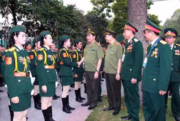 Bộ trưởng động viên lực lượng quân đội tham gia diễu binh.