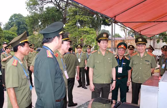 Bộ trưởng Trần Đại Quang kiểm tra công tác đảm bảo an ninh, an toàn tại cổng vào khu vực Đài tưởng niệm anh hùng liệt sỹ Bắc Sơn. Ảnh: Thu Thuỷ.