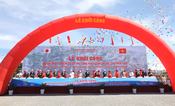 Thủ tướng cùng lãnh đạo nhiều Bộ, ngành phát lệnh khởi công. Thủ tướng cùng lãnh đạo nhiều Bộ, ngành phát lệnh khởi công.