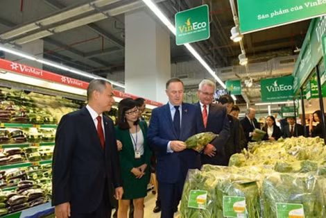 Thủ tướng John Key thăm quầy rau sạch VinEco tại hệ thống siêu thị Vinmart..