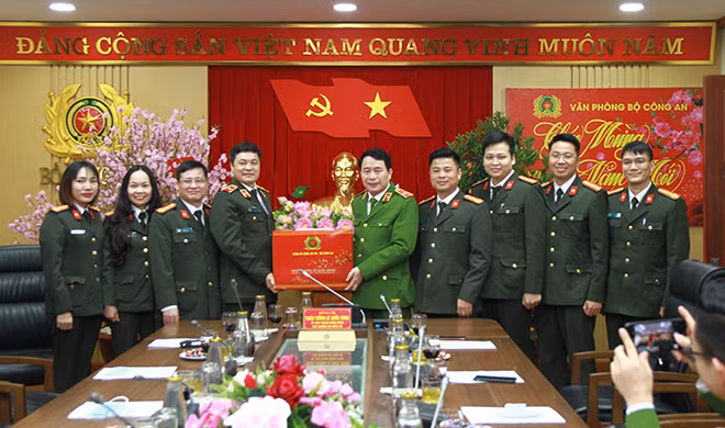 Thứ trưởng Lê Quốc Hùng kiểm tra công tác ứng trực, tặng quà động viên lãnh đạo, cán bộ chiến sỹ Văn phòng Bộ Công an.