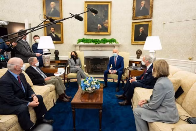 Tổng thống Joe Biden và Phó Tổng thống Kamala Harris gặp các thượng nghị sĩ của cả hai đảng để bàn về gói đầu tư cơ sở hạ tầng.