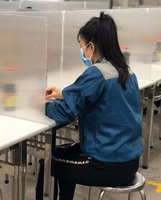 Chị Lan lặng lẽ một mình gặm nhấm nỗi buồn mất của mà không dám nói với ai.