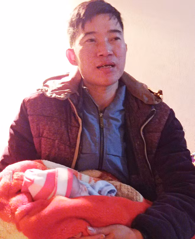Bé sơ sinh được cán bộ Công an xã Thanh Lâm chăm sóc.