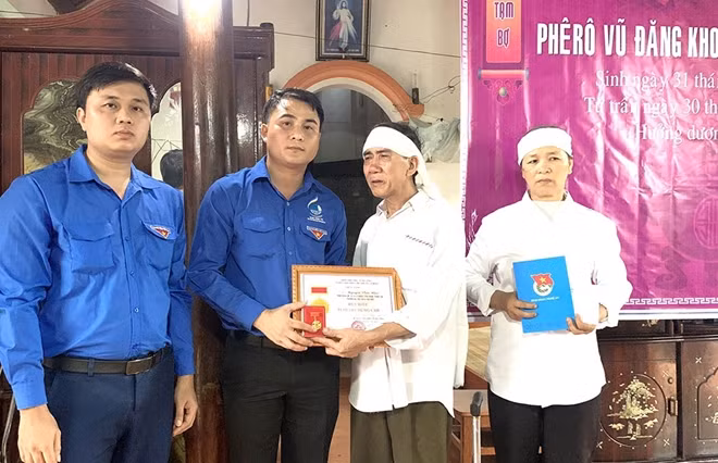 Gia đình nhận Huy hiệu tuổi trẻ dũng cảm truy tặng em Nguyễn Văn Nhã.