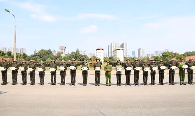 Trung tướng Phạm Quốc Cương trao chứng chỉ cho các học viên.