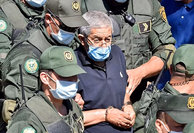Cựu Thủ tướng Algeria Ahmed Ouyahia bị dẫn giải tại phiên xử phúc thẩm hôm 6-1. Ảnh: Getty