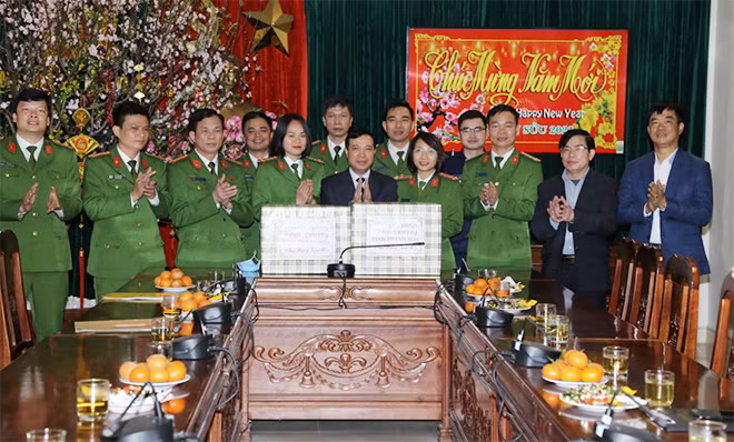 Đồng chí Lại Thế Nguyên, Phó Bí thư Thường trực Tỉnh ủy Thanh Hóa thăm, tặng quà CBCS Phòng Cảnh sát PCCC Công an tỉnh. Đồng chí Lại Thế Nguyên, Phó Bí thư Thường trực Tỉnh ủy Thanh Hóa thăm, tặng quà CBCS Phòng Cảnh sát PCCC Công an tỉnh.