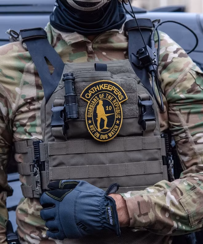 Đồng phục của nhóm Oath Keepers.