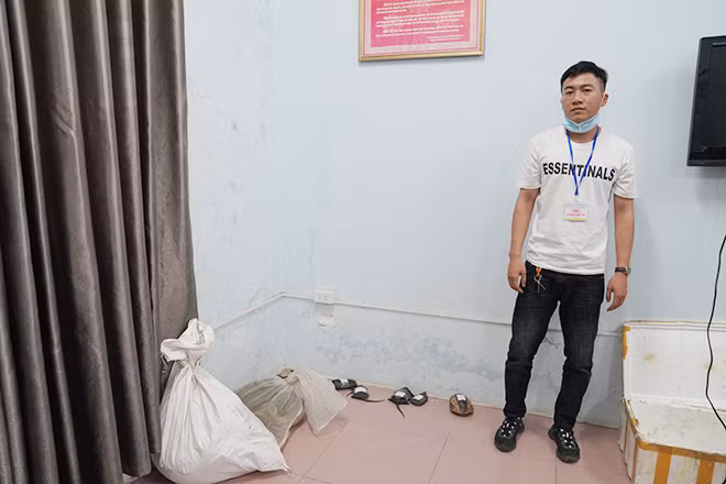 Đối tượng Bùi Trung Nghĩa cùng tang vật.