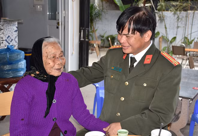 Đại tá Huỳnh Sông Thu ân cần thăm hỏi các Mẹ VNAH.