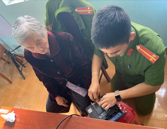 Công an huyện Đắk Mil làm các thủ tục cấp CCCD cho Mẹ Việt Nam Anh hùng Nguyễn Thị Xuân.