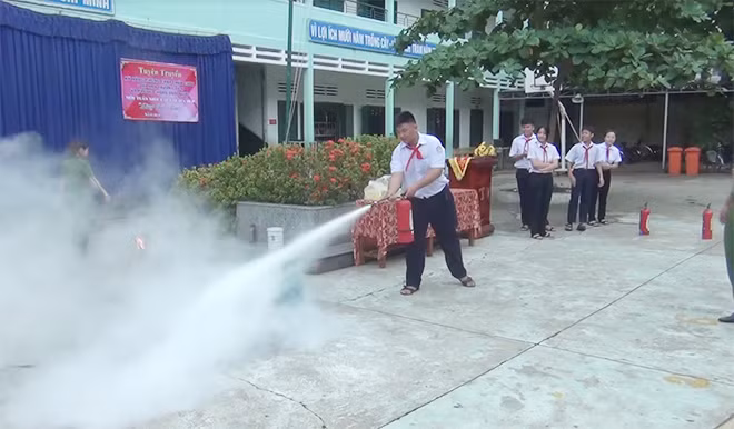 Tuyên truyền hướng dẫn giáo viên học sinh thao tác xử dụng thiết bị chữa cháy.