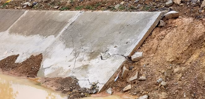 Nhiều tấm đan đã xuất hiện vết nứt chằng chịt và chỉ chực chờ đổ sập