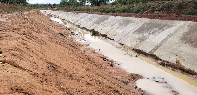 Một vị trí các tấm đan bị sạt lở, hư hỏng kéo dài 30-40m, chỉ còn trơ lớp đất đắp.