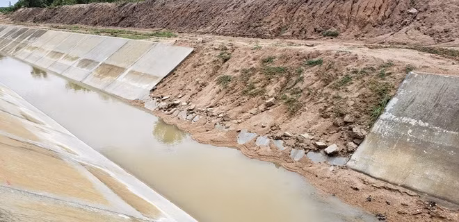 Một số vị trí hư hỏng vẫn còn phần chân bê tông.