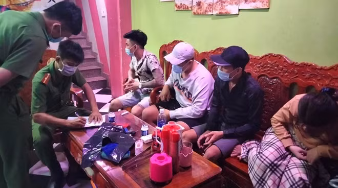 Công an huyện Chơn Thành lập biên bản đối với cơ sở karaoke và các đối tượng tụ tập “bay lắc”.