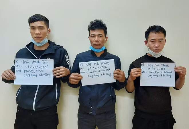 Các bị can trong ổ nhóm mua, bán trái phép vũ khí quân dụng.