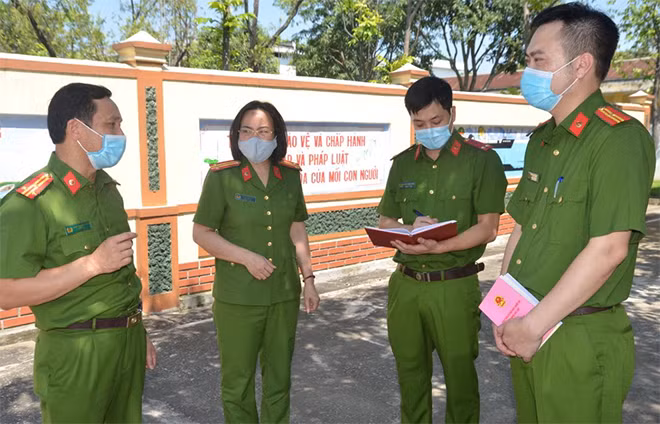 Tổ bầu cử Trại tạm giam triển khai công tác chuẩn bị cho bầu cử đại biểu Quốc hội và đại biểu Hội đồng nhân dân tỉnh Nghệ An.