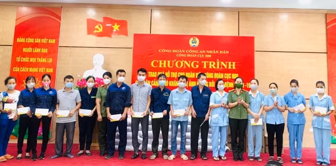 Đại diện Công đoàn CAND trao 41 suất quà tiền mặt hỗ trợ 41 ĐVCĐ và người lao động có hoàn cảnh khó khăn do ảnh hưởng dịch COVID-19.