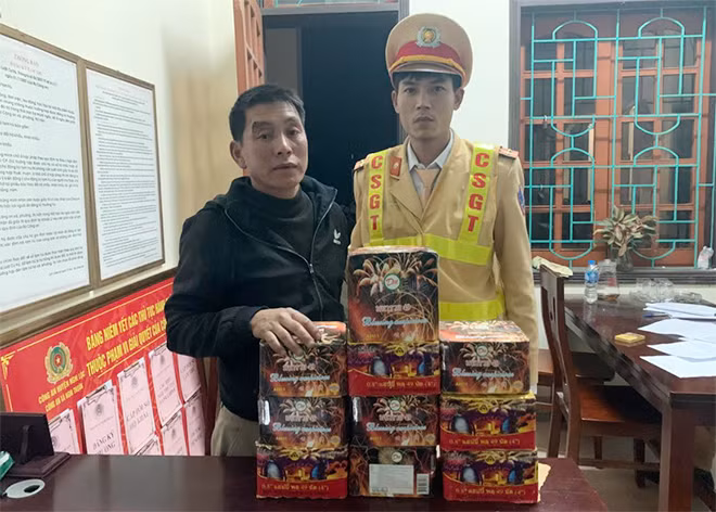 Đối tượng và số tang vật bị thu giữ tại cơ quan Công an.