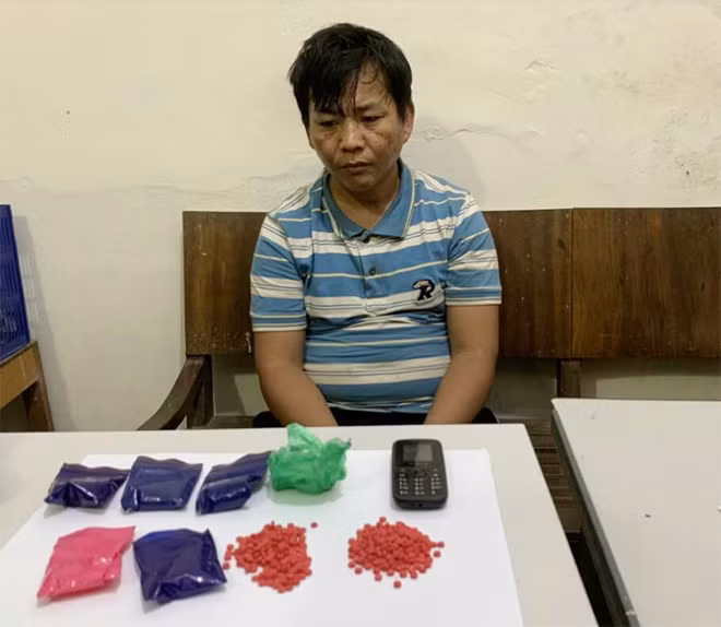 Giàng A Hua cùng tang vật tại cơ quan Công an.