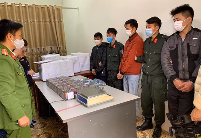 Hà Văn Hùng, Hà Trọng Tiến và Nguyễn Quý Thìn cùng tang vật tại cơ quan Công an.