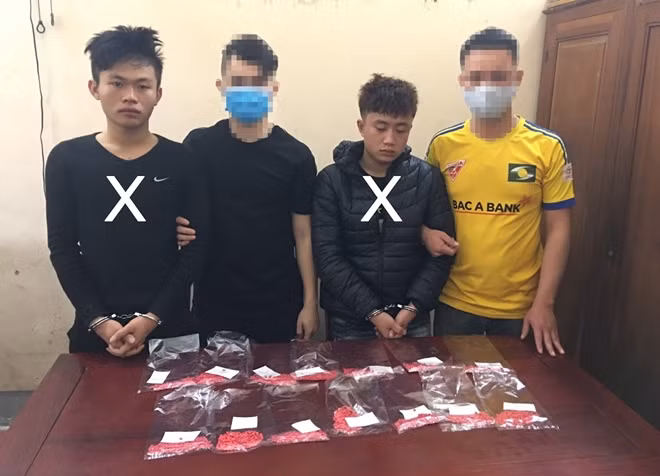 Hai đối tượng và tang vật.
