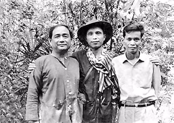 Từ trái sang: Nhạc sĩ Lưu Hữu Phước, nhà văn Nguyễn Văn Bổng, nhà văn Lý Văn Sâm.