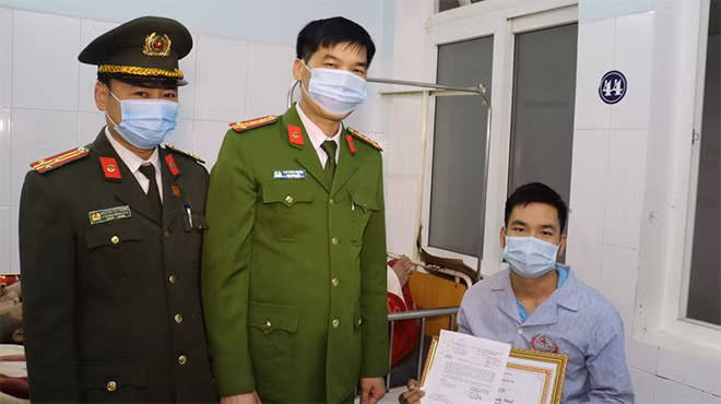 Thừa ủy quyền của lãnh đạo Bộ Công an, đồng chí Đại tá Cao Minh Huyền, Phó Giám đốc Công an tỉnh Nghệ An trao thư khen cùa đồng chí Thứ trường Bộ Công an và giấy khen của Giám đốc Công an tỉnh cho đồng chí Lương Đình Thiết.