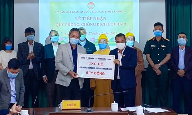 Ông Lê Hồng Việt – Phó Chủ tịch kiêm Phó Tổng Giám đốc Tập đoàn Hưng Thịnh (bên phải) trao tặng 5 tỷ đồng cho Quỹ phòng, chống COVID-19 tỉnh Lâm Đồng.