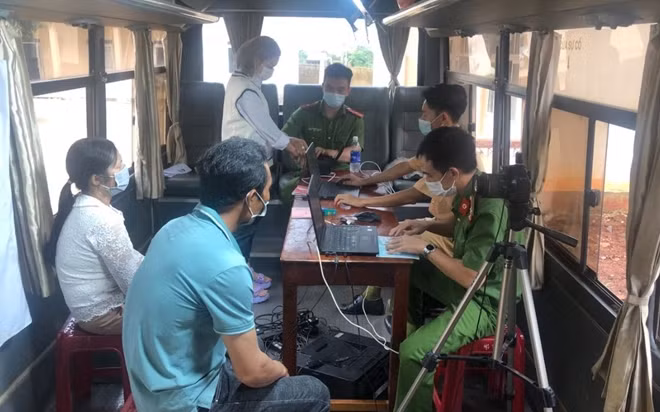 Công an huyện Đắk Mil triển khai cấp CCCD lưu động trên xe ô tô.