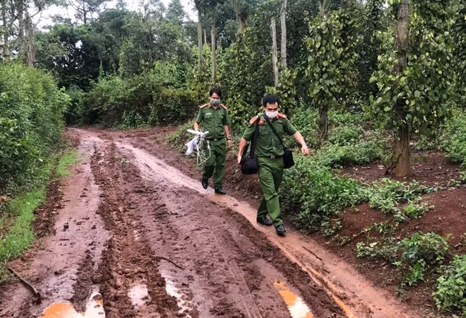 CBCD Công an huyện Đắk Mil đội mưa đến tận nhà cấp CCCD cho người dân.