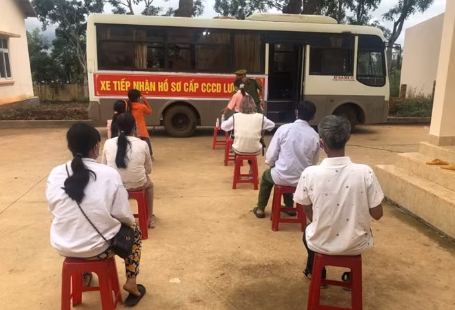 CBCS Công an xã Đắk R’la, huyện Đắk Mil tuyên truyền pháp luật và hướng dẫn người dân thực hiện công tác phòng chống dịch COVID-19 đến cấp CCCD.
