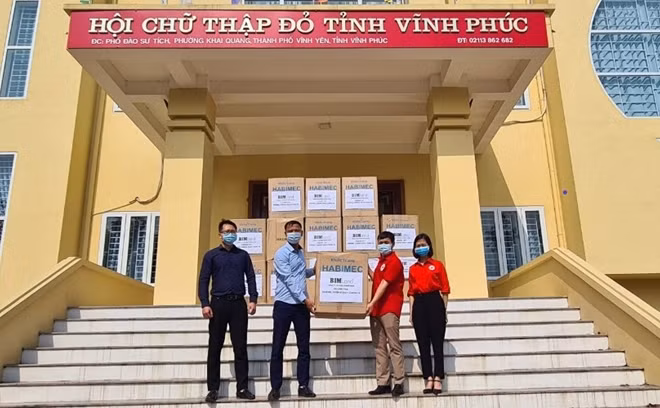 Đại diện BIM Land (thành viên Tập đoàn BIM Group) trao 1 triệu chiếc khẩu trang cho Hội Chữ thập đỏ tỉnh Vĩnh Phúc.