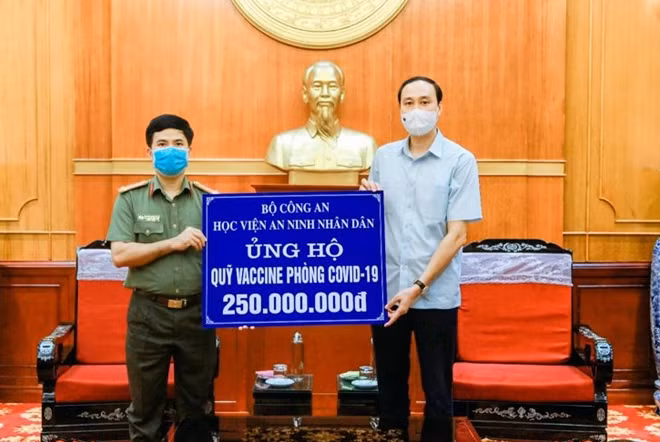 Thay mặt cán bộ, giảng viên, công nhân viên và học viên Học viện, Đại tá Nguyễn Trường Thọ trao 250 triệu đồng ủng hộ Quỹ Vaccine phòng COVID-19.