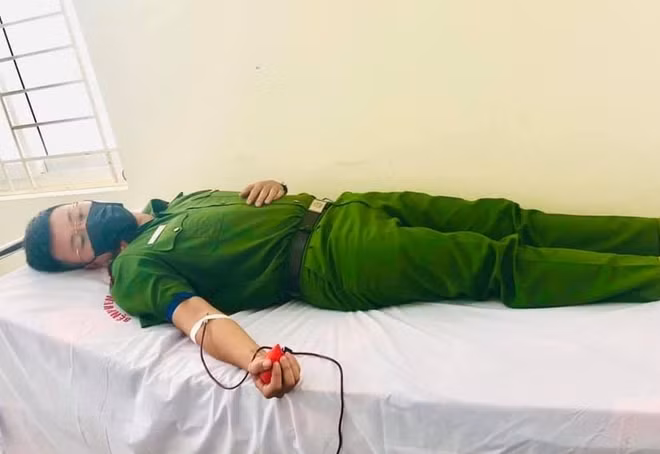 Đoàn viên thanh niên Công an TX Thái Hòa kịp thời hiến máu cứu chữa bệnh nhân.