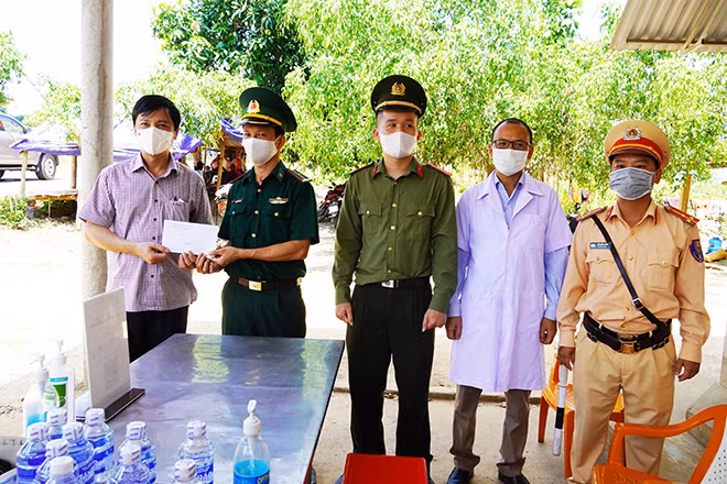 Lãnh đạo UBND tỉnh Quảng Trị thăm, trao quà động viên lực lượng làm nhiệm vụ phòng, chống dịch tại chốt Làng Vây, Hướng Hóa.