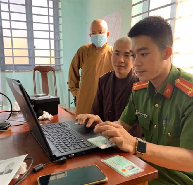 Công an huyện Đắk Mil làm các thủ tục cấp CCCD cho các chức sắc tôn giáo.
