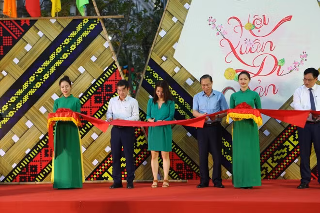Ông Phạm Ngọc Thủy cùng đại diện Tập đoàn BIM Group và các đơn vị cắt băng khai mạc Hội Xuân Di sản.