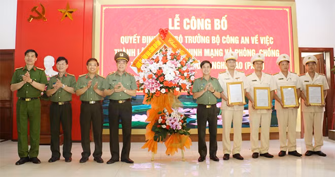 Lãnh đạo Công an tỉnh tặng hoa chúc mừng lãnh đạo Phòng PA05.