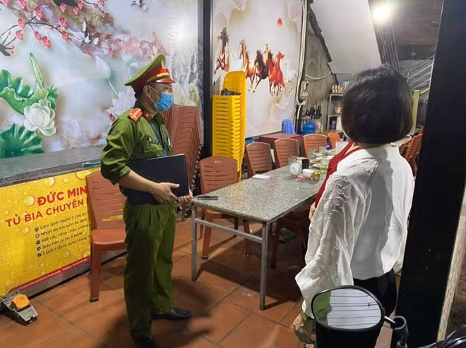 Công an Bắc Từ Liêm đi từng nhà rà từng đối tượng và nhắc nhở hàng quán trên địa bàn.