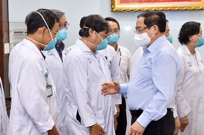 Động viên đội ngũ thầy thuốc của BV Chợ Rẫy, Thủ tướng gợi ý phương châm lấy bệnh nhân làm trung tâm, cơ sở khám chữa bệnh là nền tảng, lấy thầy thuốc làm động lực, truyền niềm tin cho người bệnh. Ảnh: VGP/Nhật Bắc.