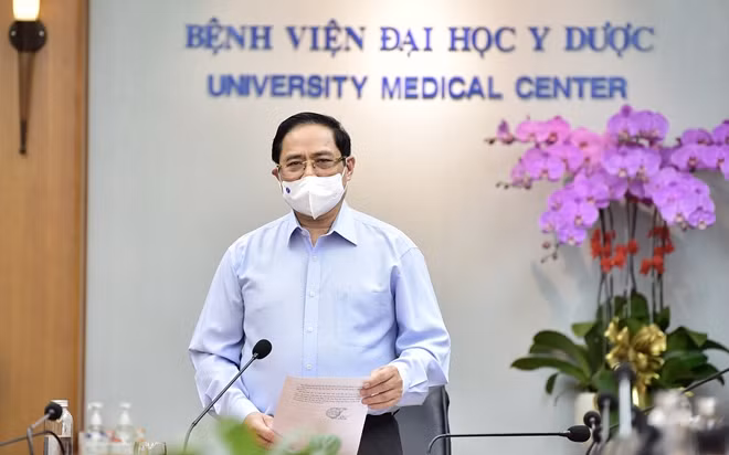 Thủ tướng Phạm Minh Chính Thủ tướng đánh giá cao mô hình tự chủ, xã hội hóa trong hoạt động khám chữa bệnh của Bệnh viện đại học Y Dược TP HCM. Ảnh: VGP/Nhật Bắc.